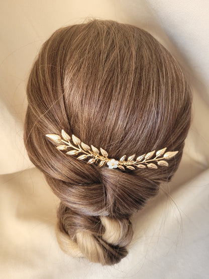 pic à cheveux mariée feuille dorée et fleur blanche 