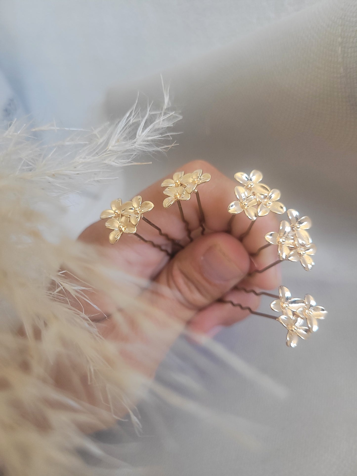 Pics à cheveux fleurs dorées pour coiffure de mariée ou demoiselle d'honneu