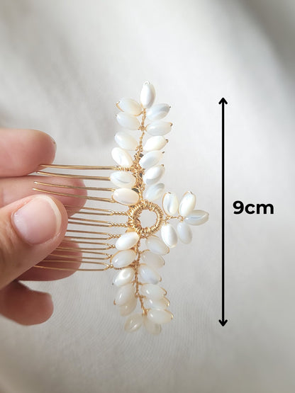 Peigne de mariée doré – Perles en nacre naturelle et design floral délicat - HELICONIA