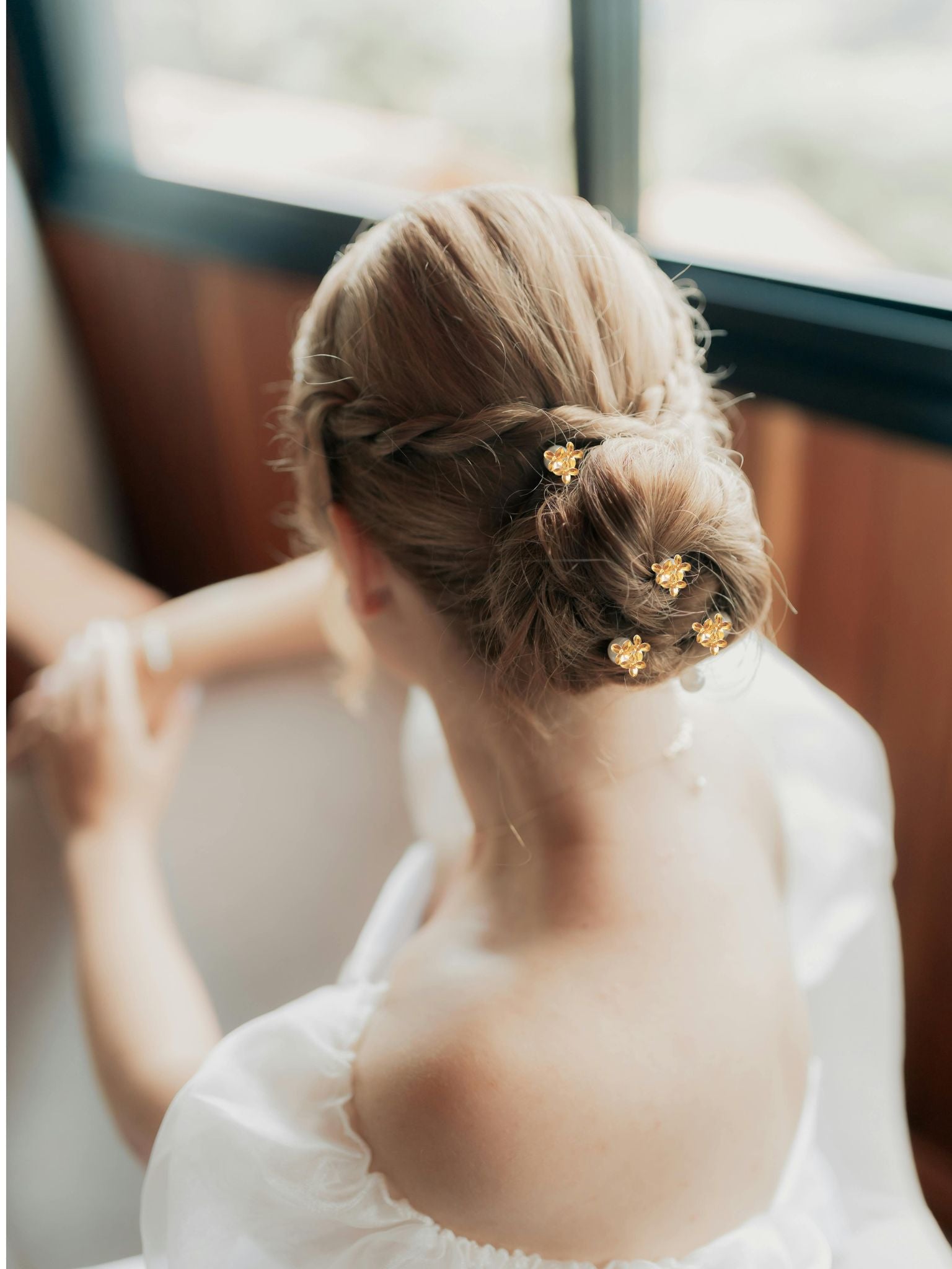coiffure mariée cheveux blond avec pics  chignon fleur dorée