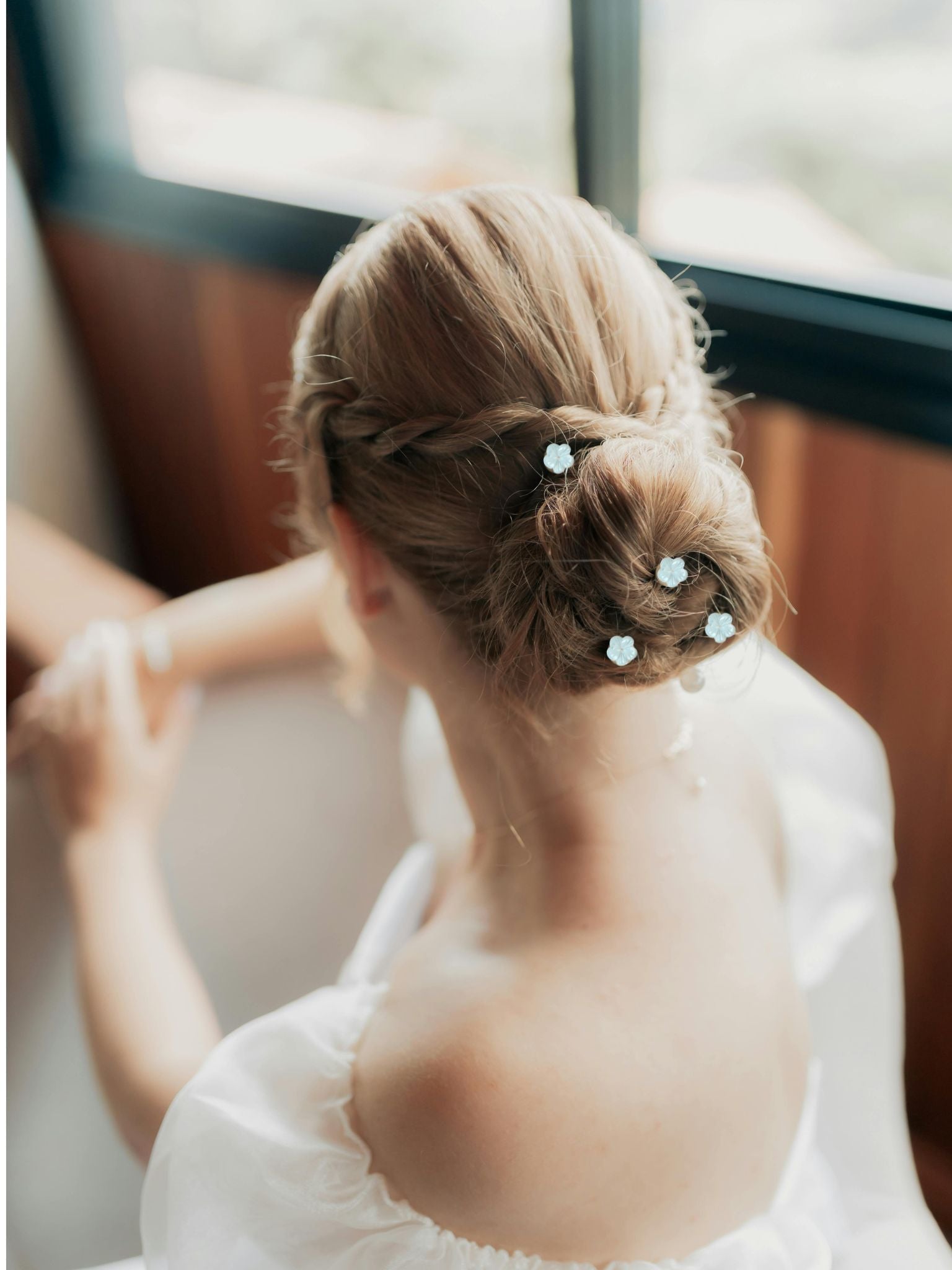 coiffure mariée avec pic à cheveux orné de fleur en nacre
