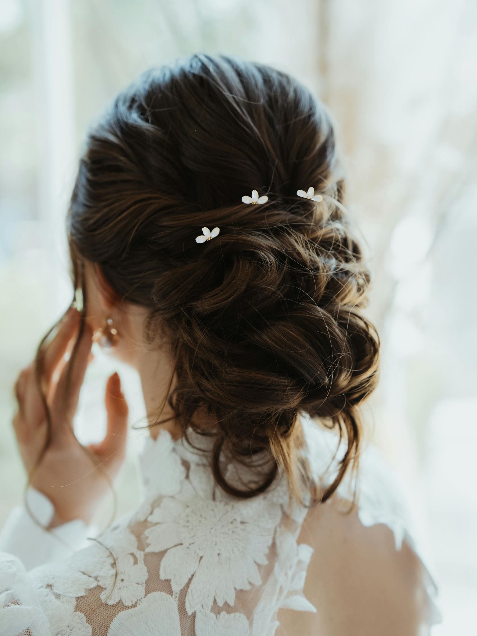chignon de mariée avec pics à cheveux perles blanches ivoires