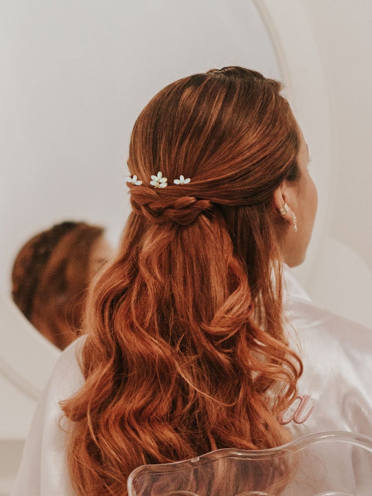 coiffure mariée semi lachés avec pics à cheveux élégant composés de perles en nacre