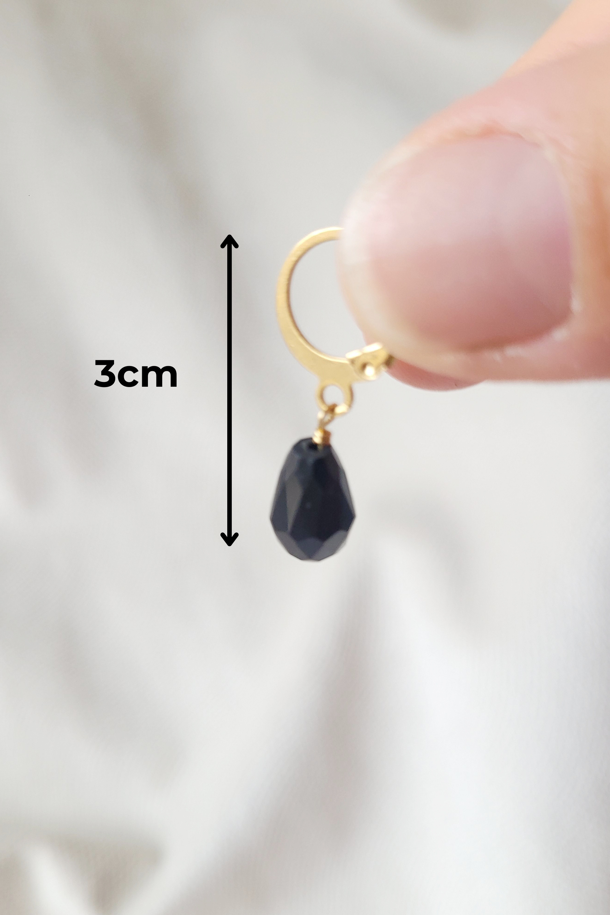 mini créoles avec perles pendantes noires