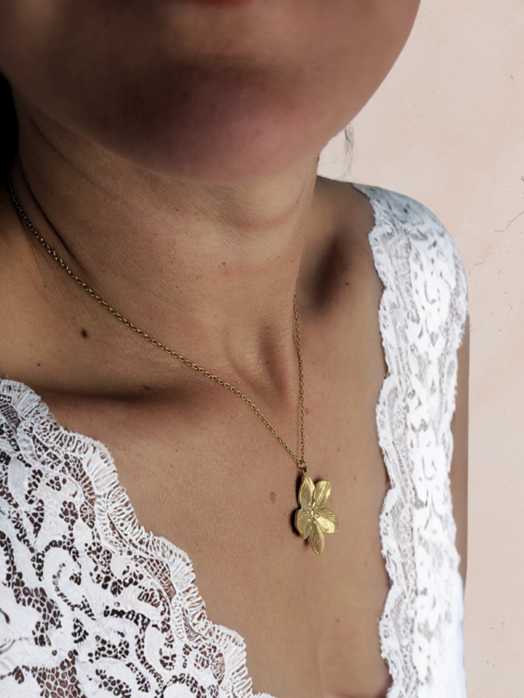 collier gros pendentif fleur mariée