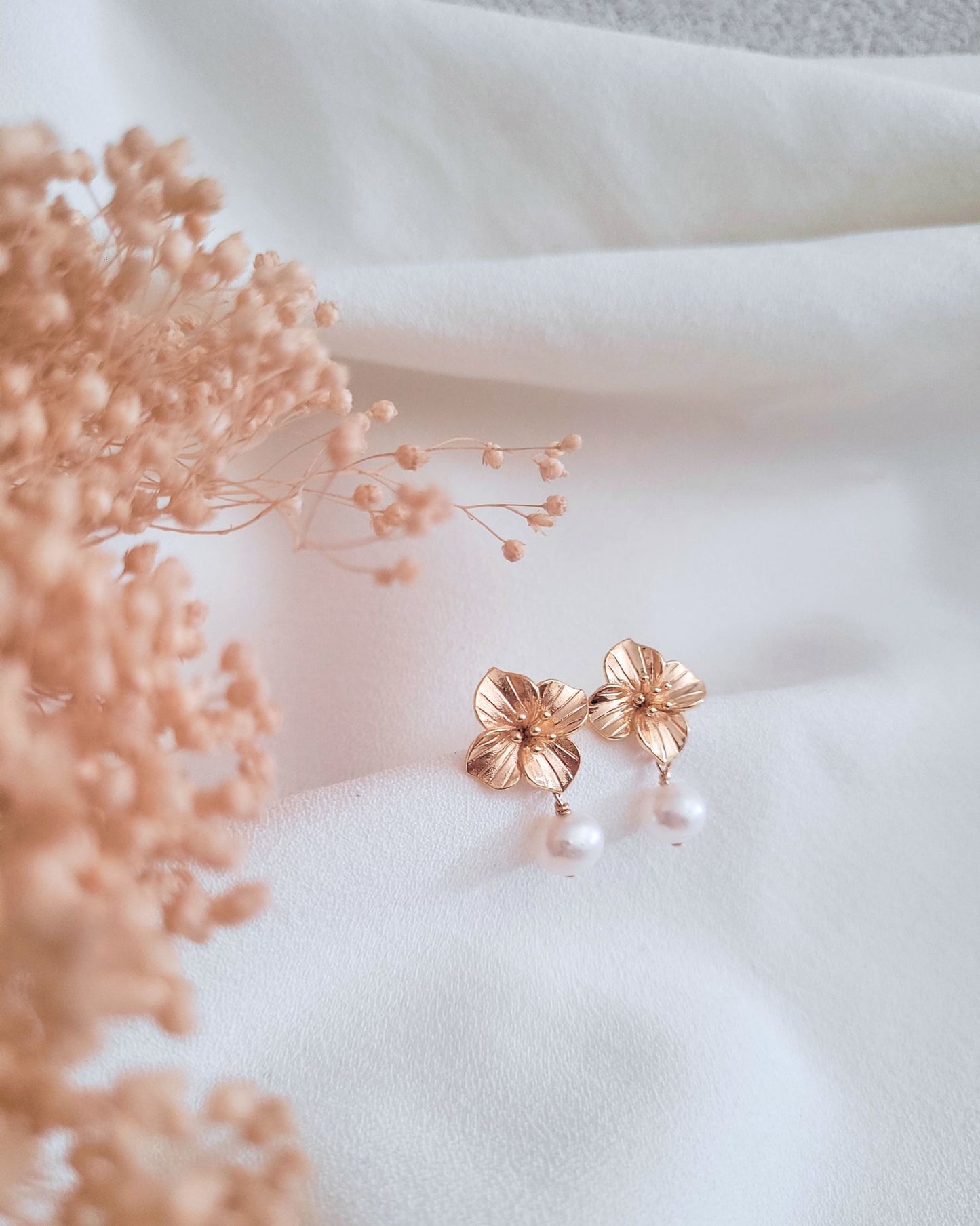 puces d'oreilles fleur dorée et perles d'eau douce