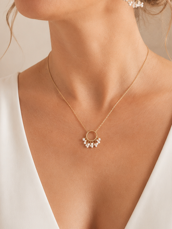 buste de mariee avec collier delicat avec cercle doré et perles nacrées tissées