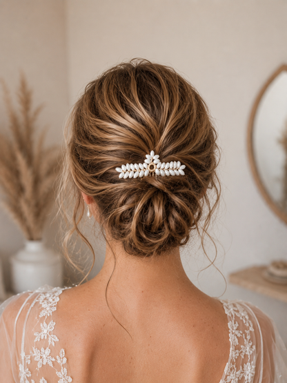 mariée avec chignon bas et peigne en perles nacrées