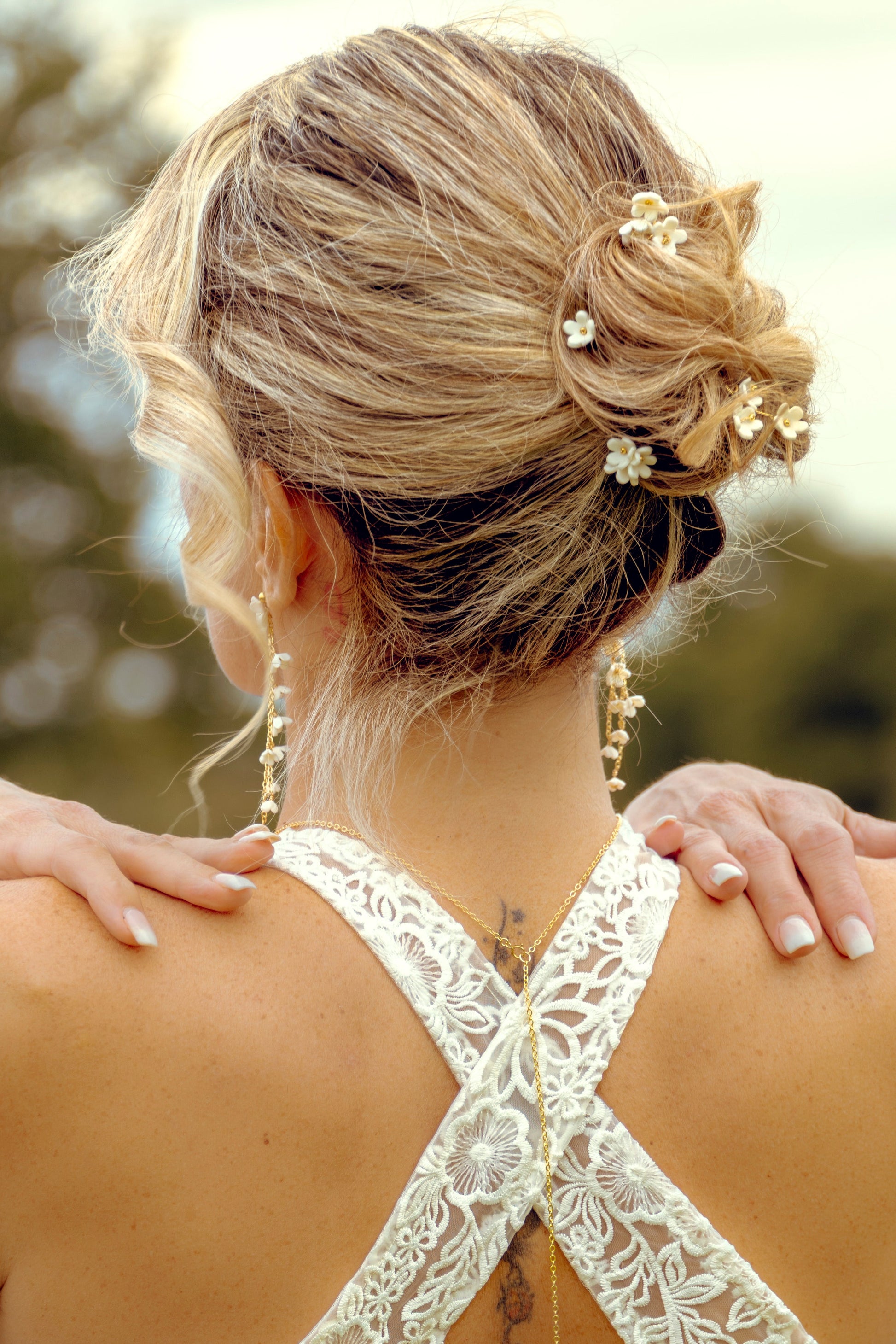 chignon de mariée avec pics à cheveux fleurs en porcelaine