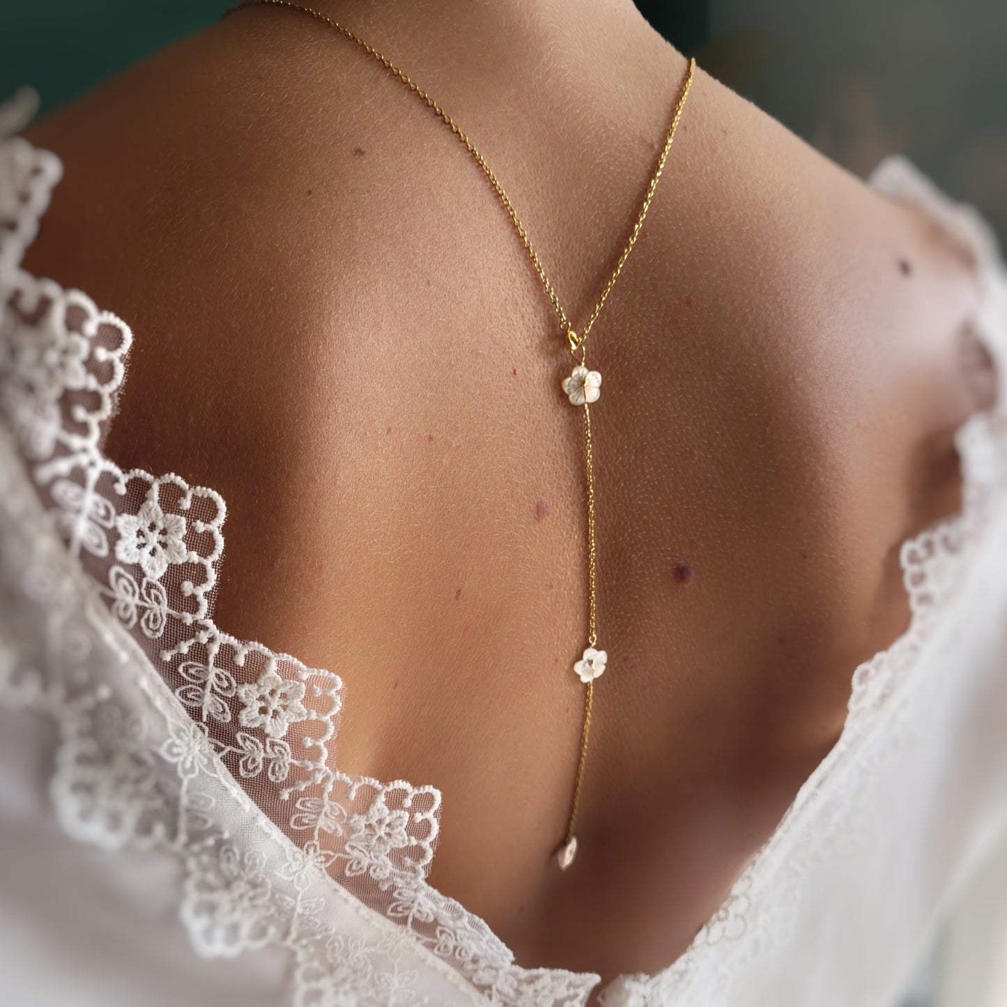 collier de dos mariage fleur