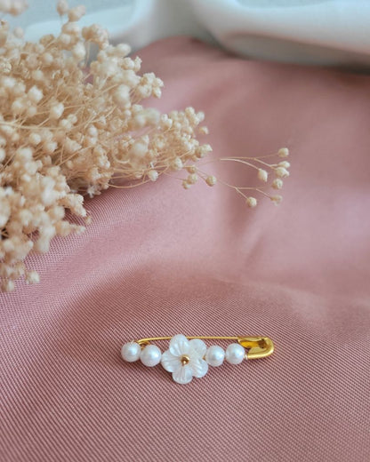 Attache bolero de mariée dorée avec fleur en nacre et perles - AMELIA