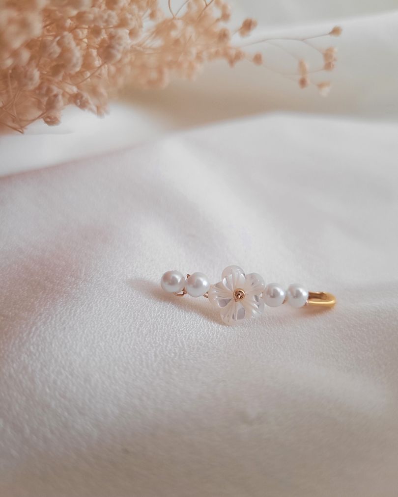 Attache bolero de mariée dorée avec fleur en nacre et perles - AMELIA