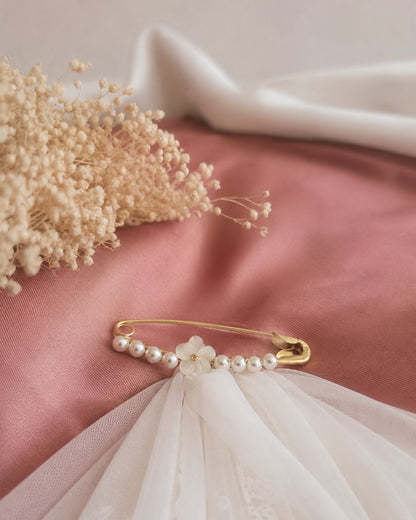attache-traîne élégante avec perle et fleur en nacre