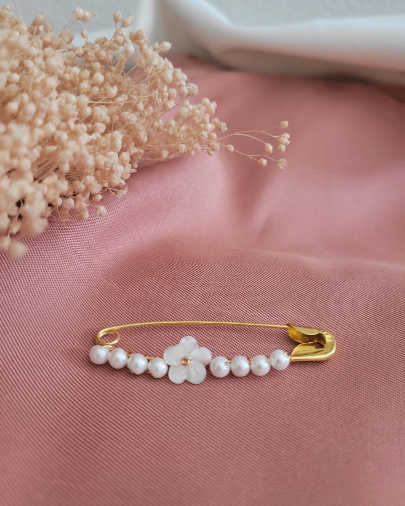 attache-traine mariage fleur et perles
