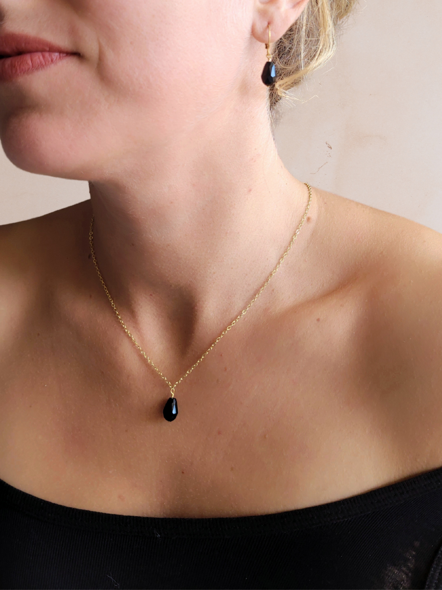 Petites boucles d'oreilles perle noire pendante - BLACK SWAN