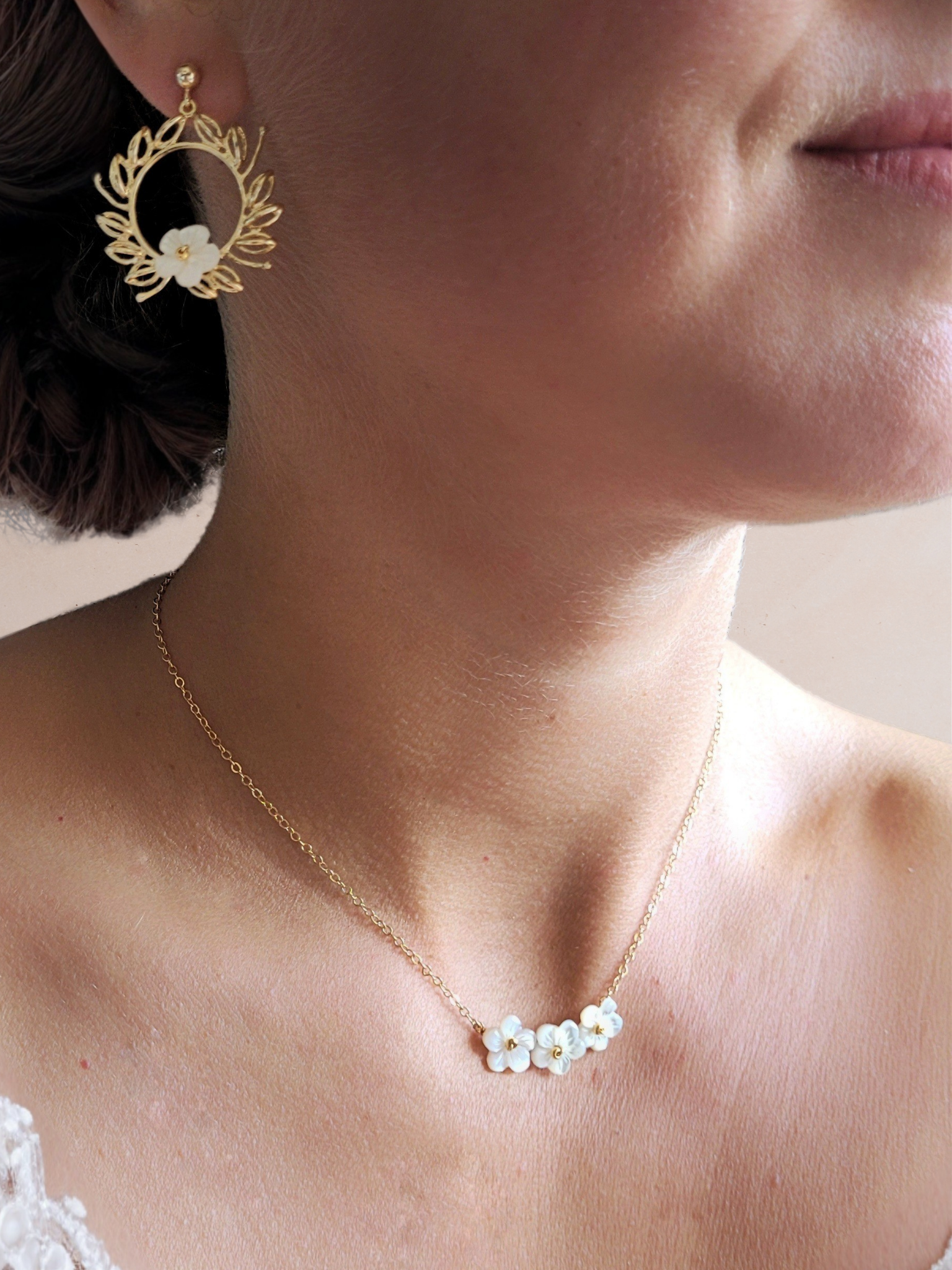 boucles d'oreilles anneau en laiton doré et fleur en nacre blanche