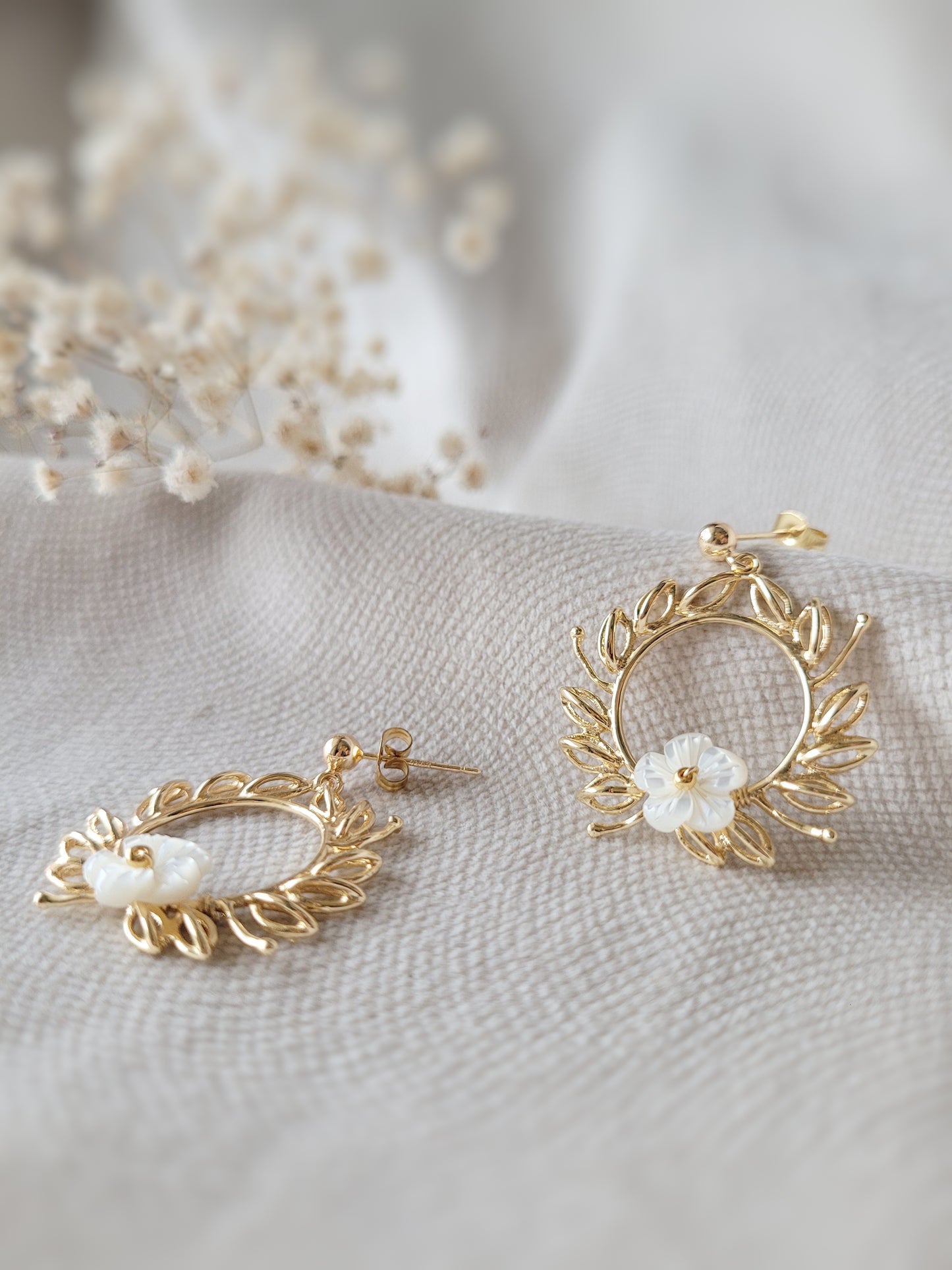 puces d'oreilles vigne et fleur blanche mariée bhème chic