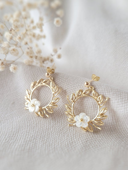 Boucles d'oreilles mariage feuillage et fleur blanche