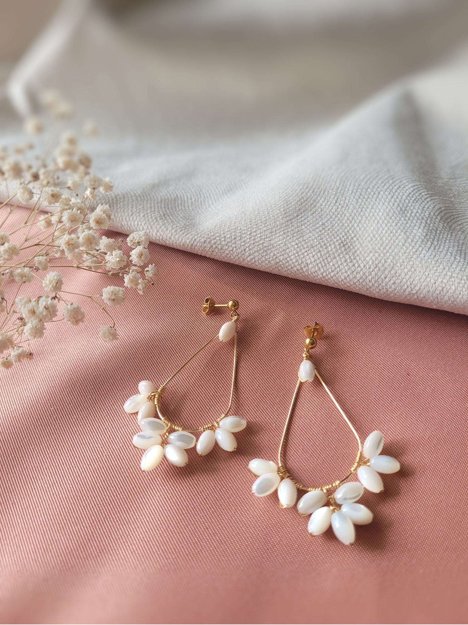 grandes boucles d'oreilles mariages perles ovales en nacre tissées