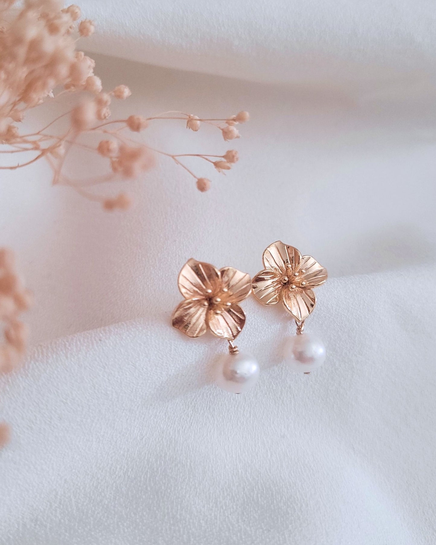 boucles d'oreilles de mariée fleur dorée et perles d'eau douce
