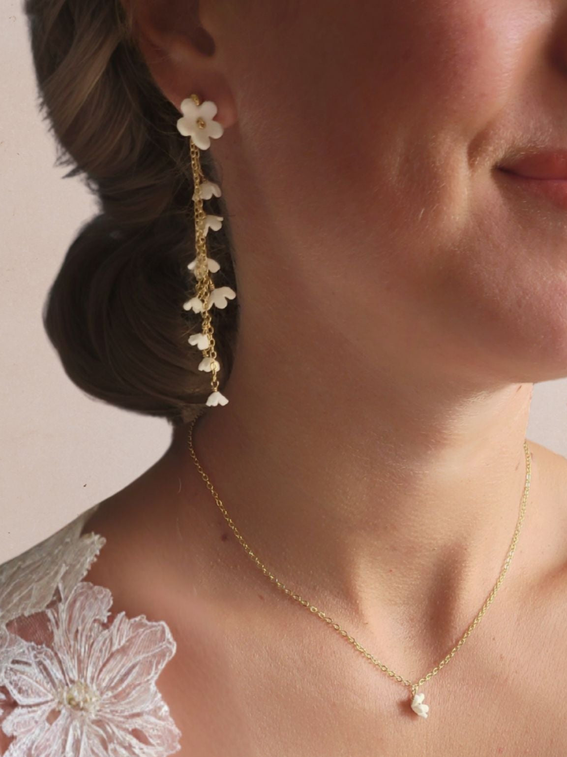 Boucles d'oreilles pendantes fleurs en porcelaine sur chaîne dorée