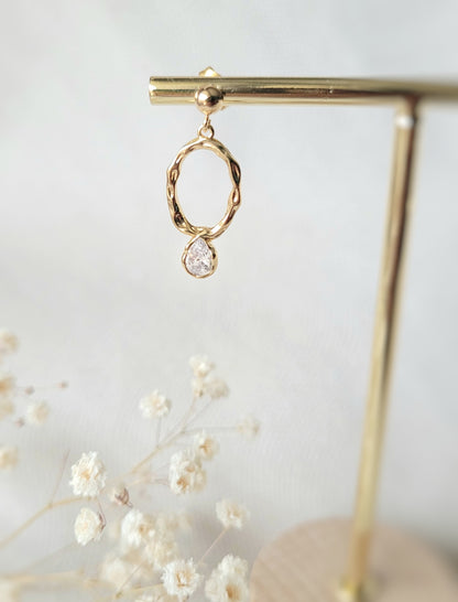 Boucles d'oreilles minimalistes et intemporelles zircon et laiton doré
