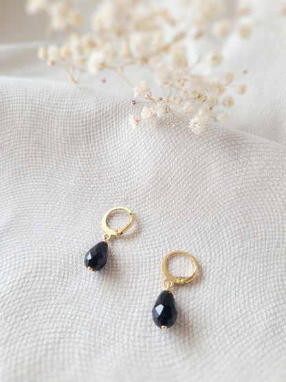 boucles d'oreilles intemporelles et minimalistes avec perles noires lumineuses
