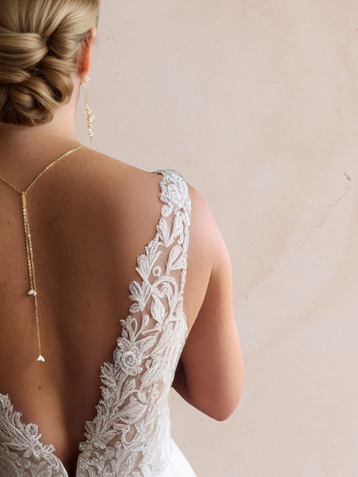 collier à nouer robe dos nu mariage