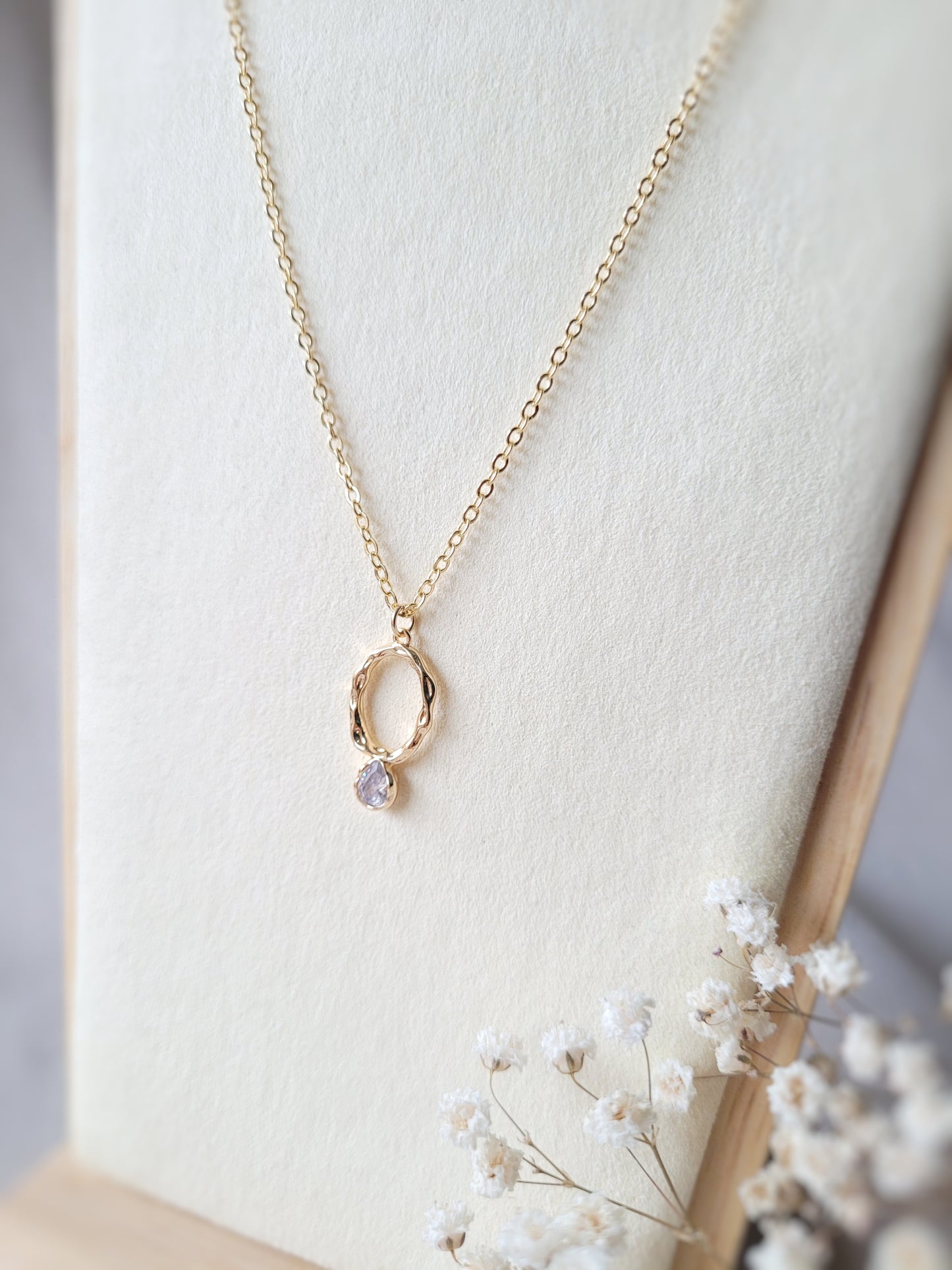 collier cercle ovale doré en laiton et zircon clair