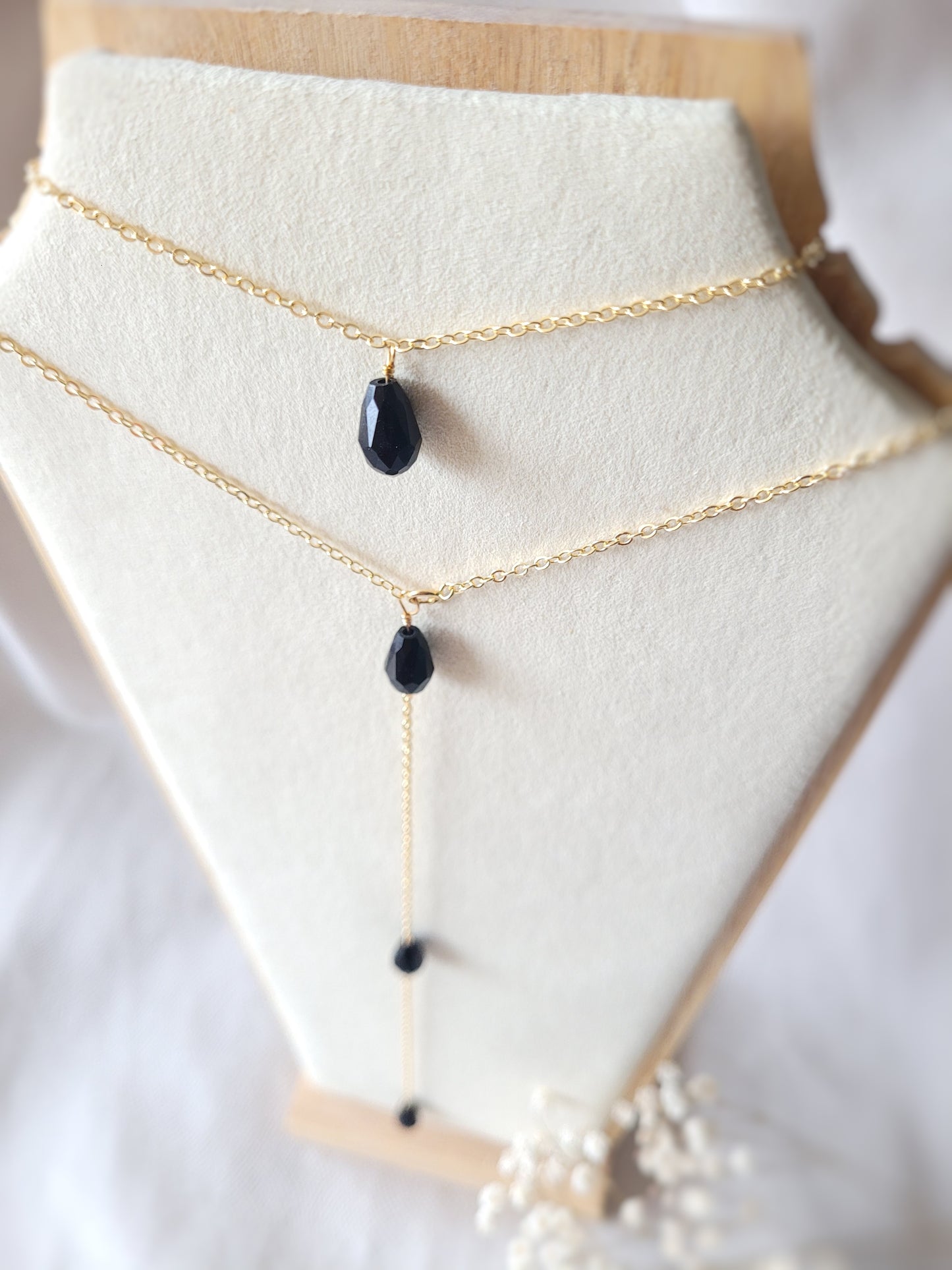 collier de dos de créateur, chaîne en laiton doré à l(or 24 carats et perles noires facettées en forme de goutte