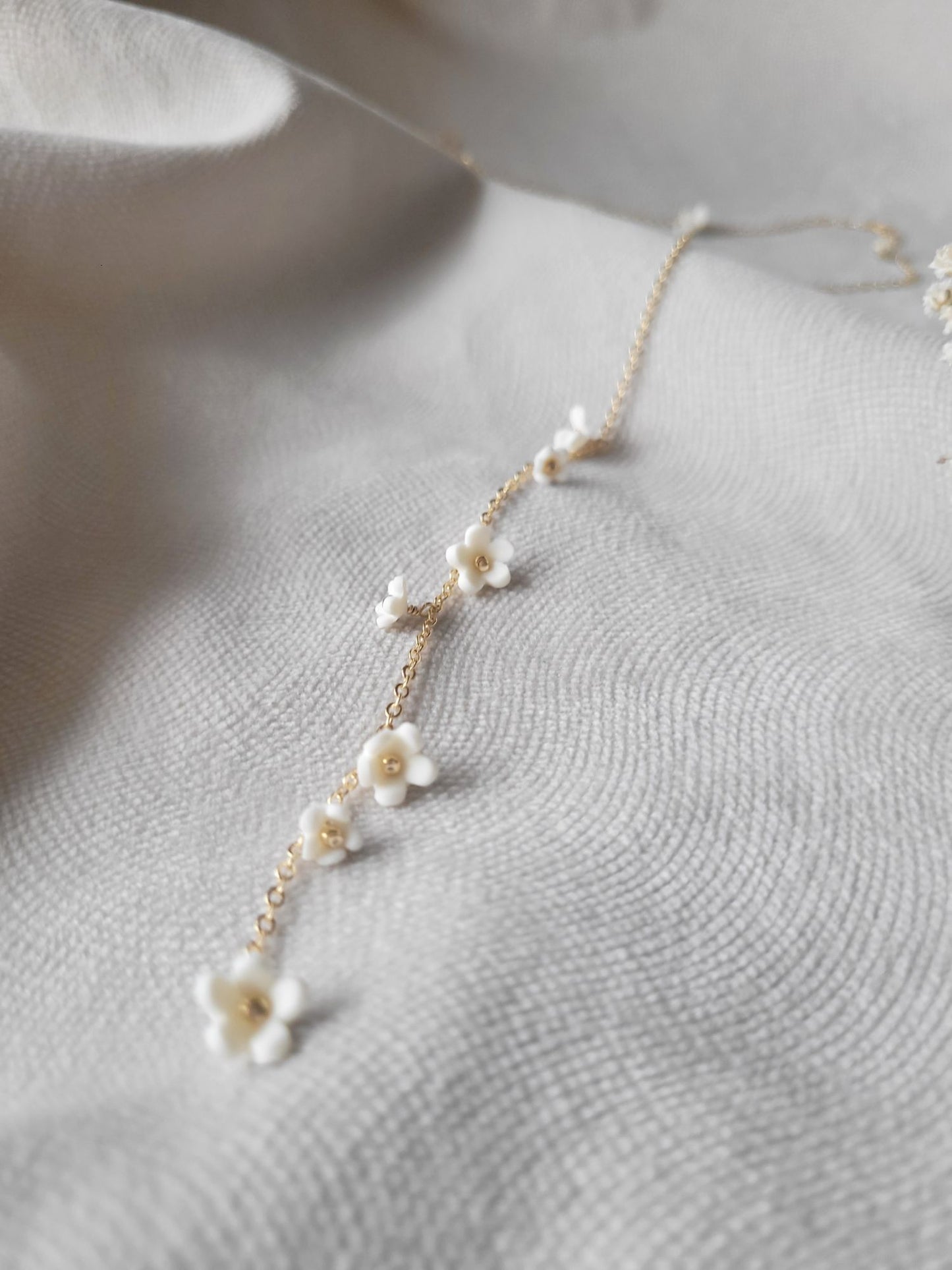 collier de dos en porcelaine froide, cascade de fleur bijoux de créateur sur Lyon