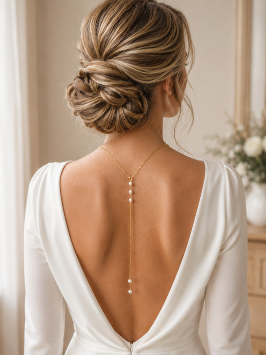 mariée élgante avec robe minimaliste dos nu et collier de dos avec double chaîne pendantes et perles d'eau douce