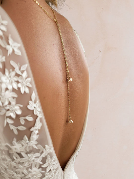 collier de dos mariage bohème chic avec chaîne dorée et fleur en porcelaine