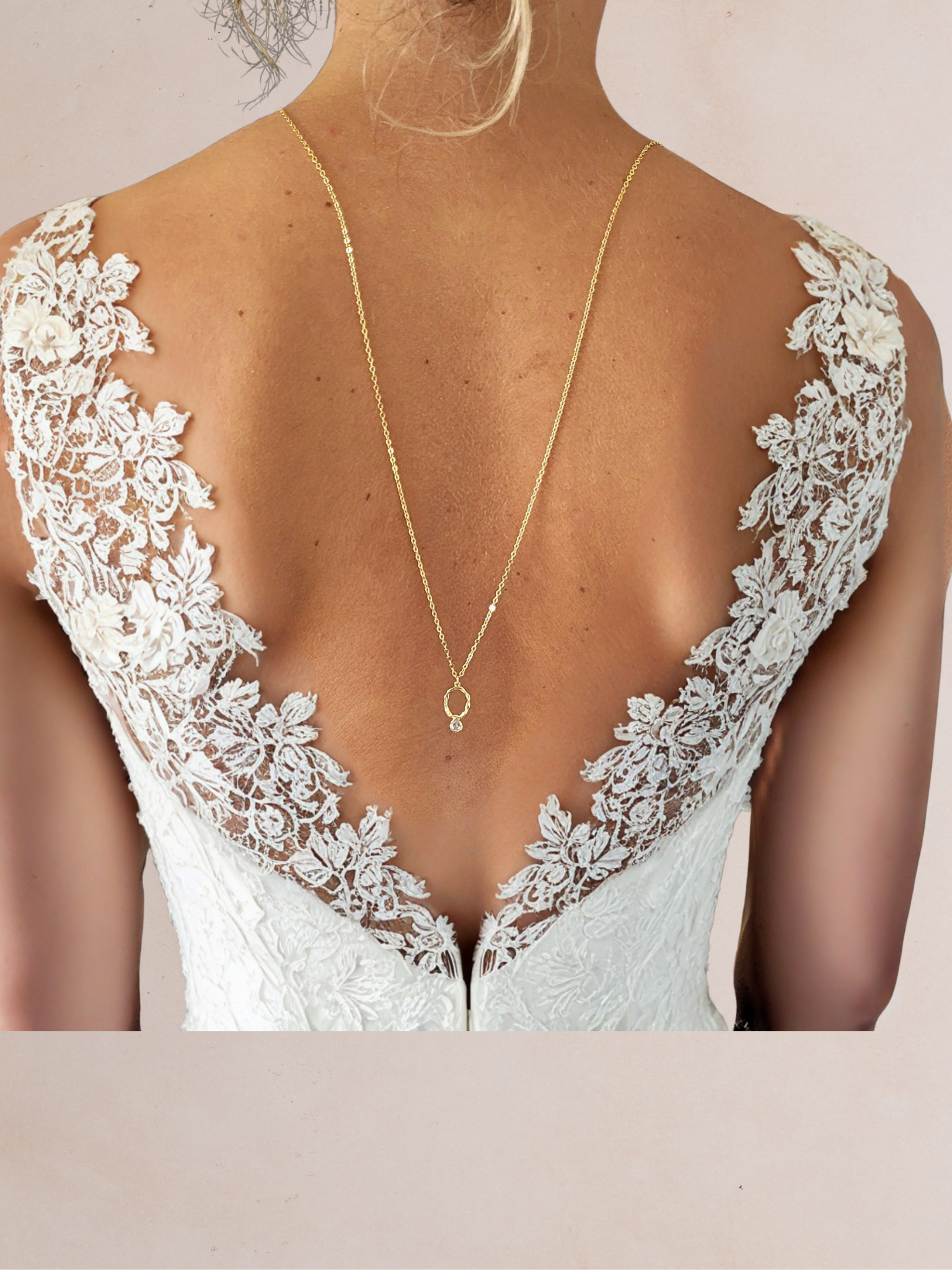 collier tenue dos nu avec zircon