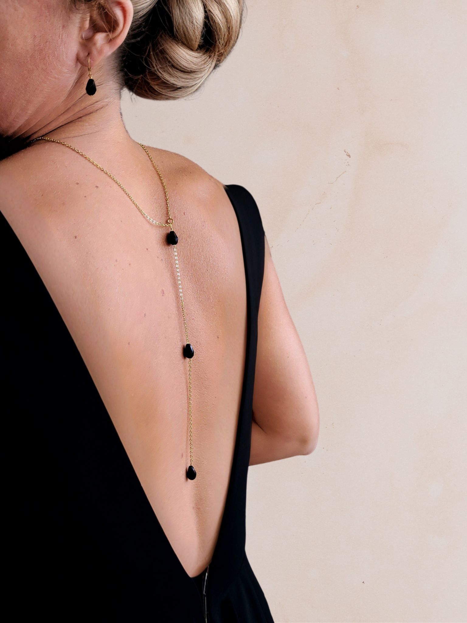 paure bijoux élégants et festifs avec boucles d'oreilles et collier assorti avec perles noires facettées en forme de goutte