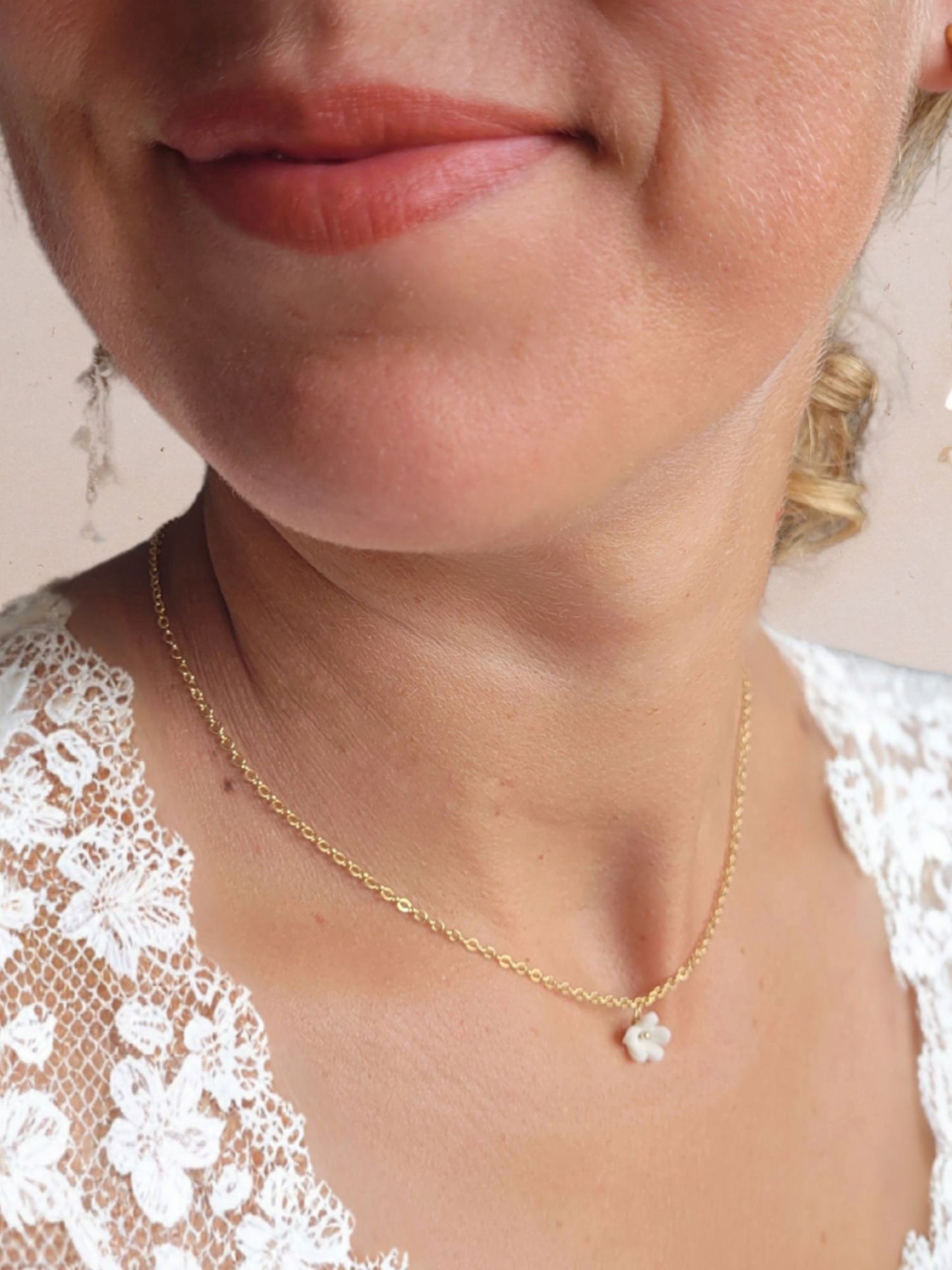 collier pendentif fleur en porcelaine