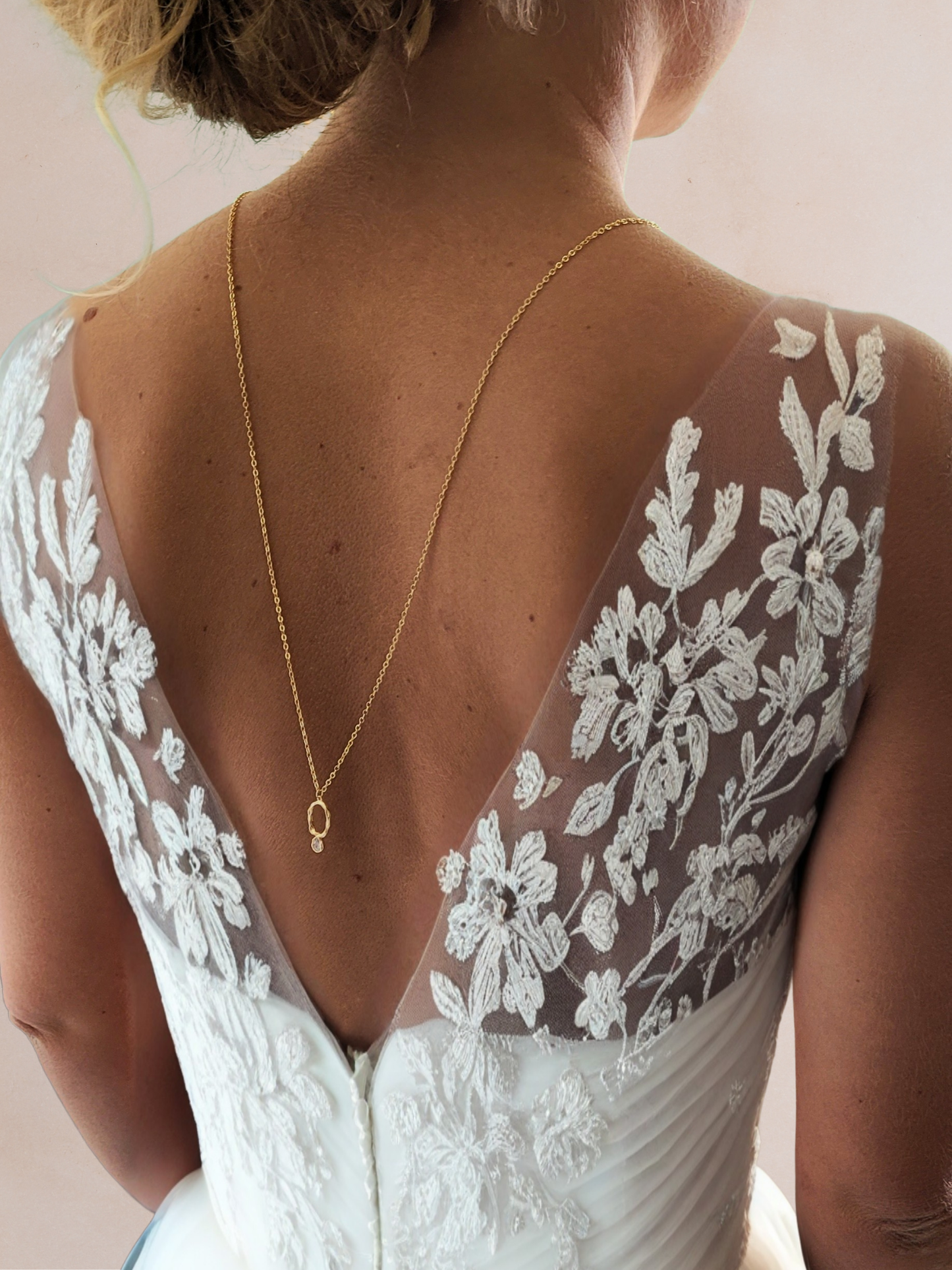 collier double pendentif avant et arrière avec cercle stylisé et zircon serti clair