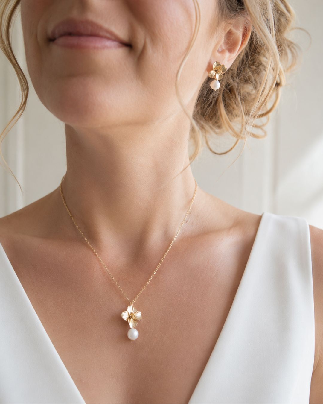 collier mariée fleur dorée et perles d'eau douce naturelle