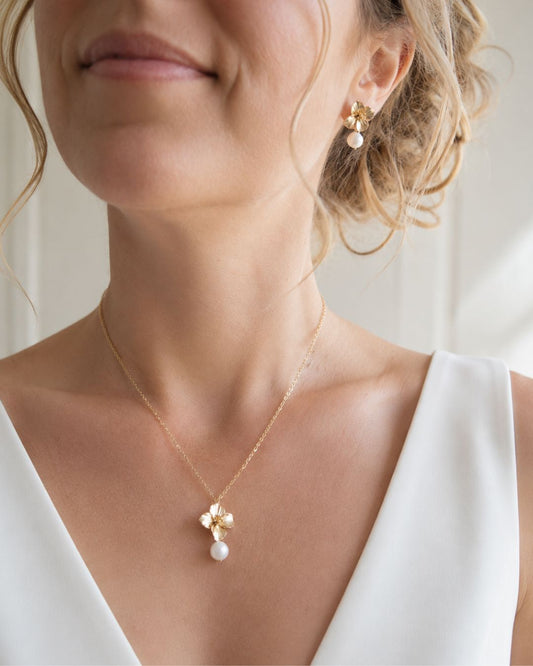 collier mariée fleur dorée et perles d'eau douce naturelle