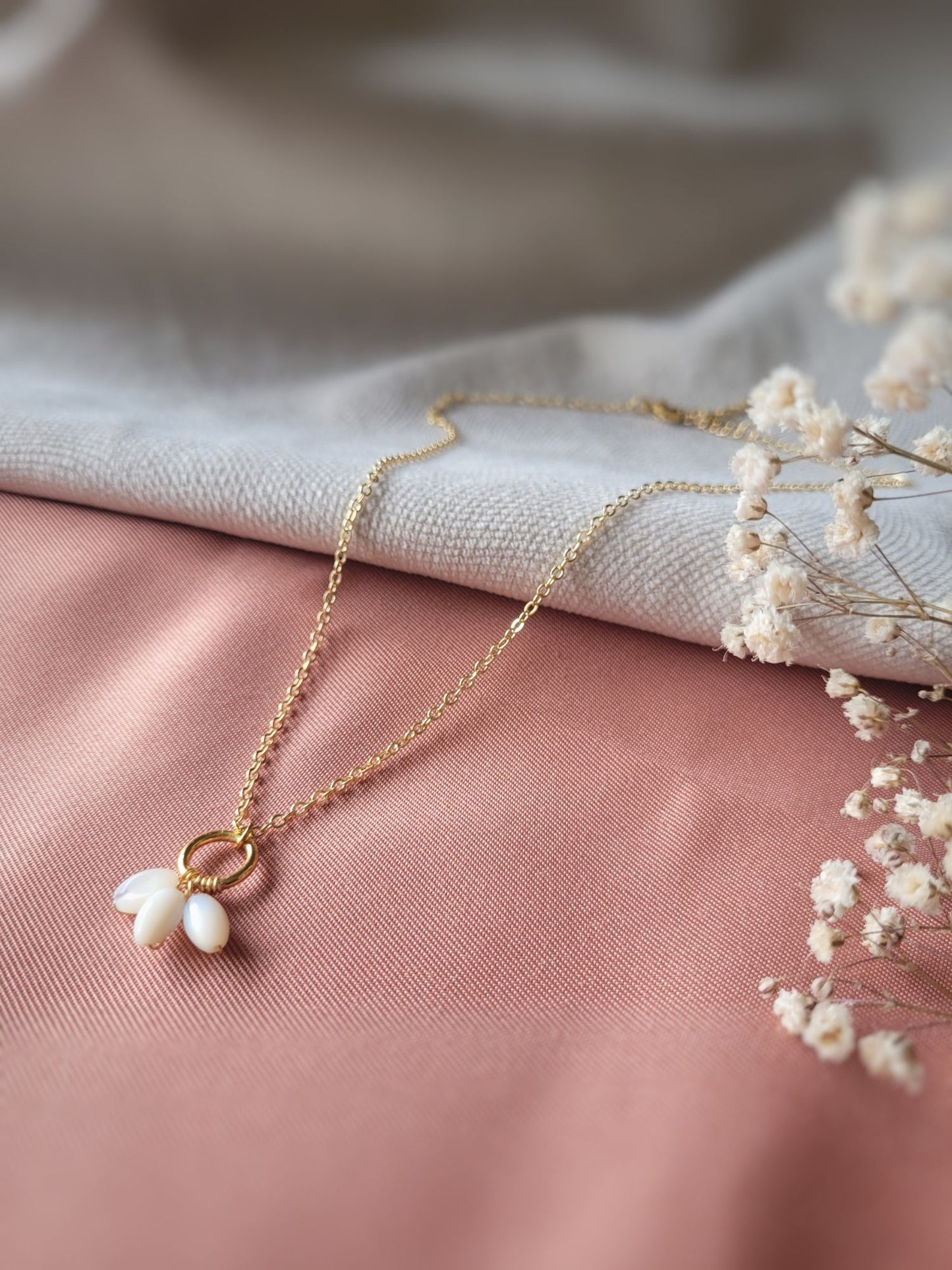 collier cercle doré et triple blanches nacrées mariage 