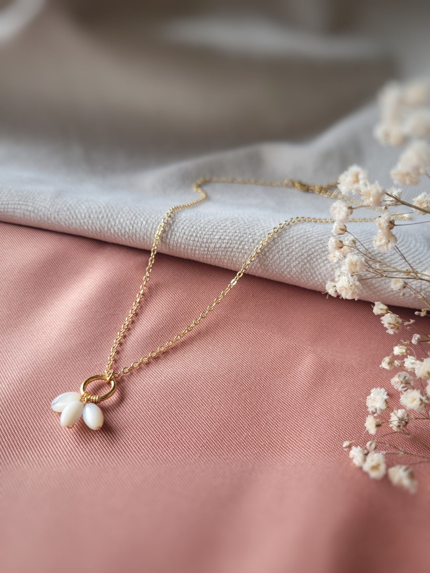 collier cercle doré et triple blanches nacrées mariage 
