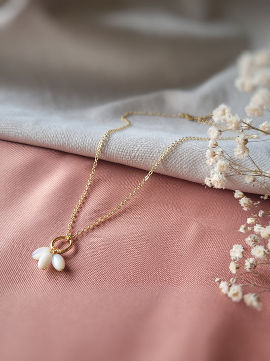 collier cercle doré et triple blanches nacrées mariage 