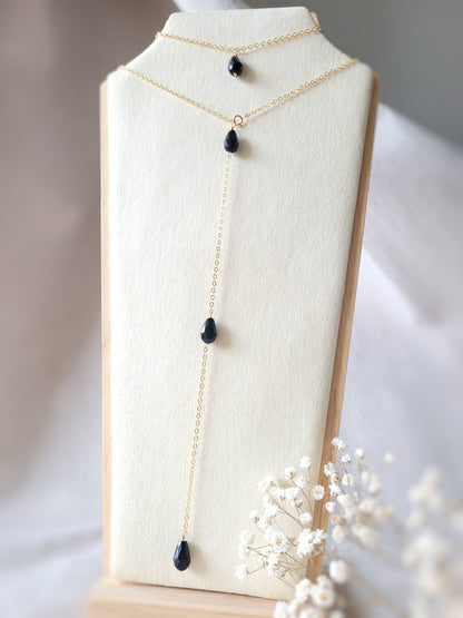 collier de dos triple perles noires pendantes dans le dos