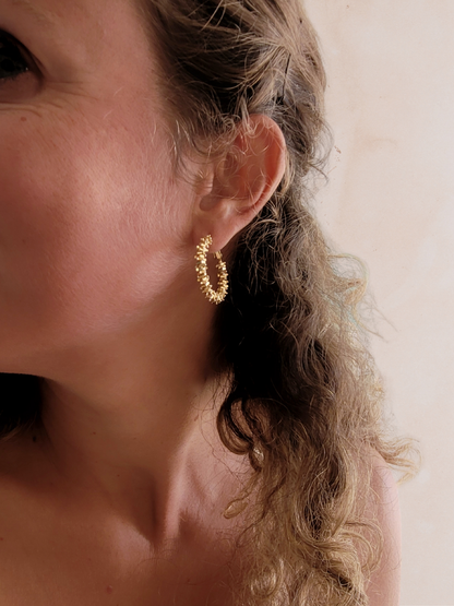 créoles dorées très lumineuses intemporelles et chic