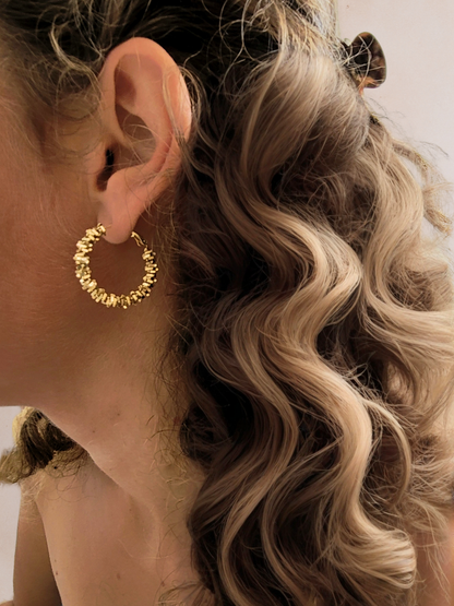 créoles élégantes dorées stylisées 30mm