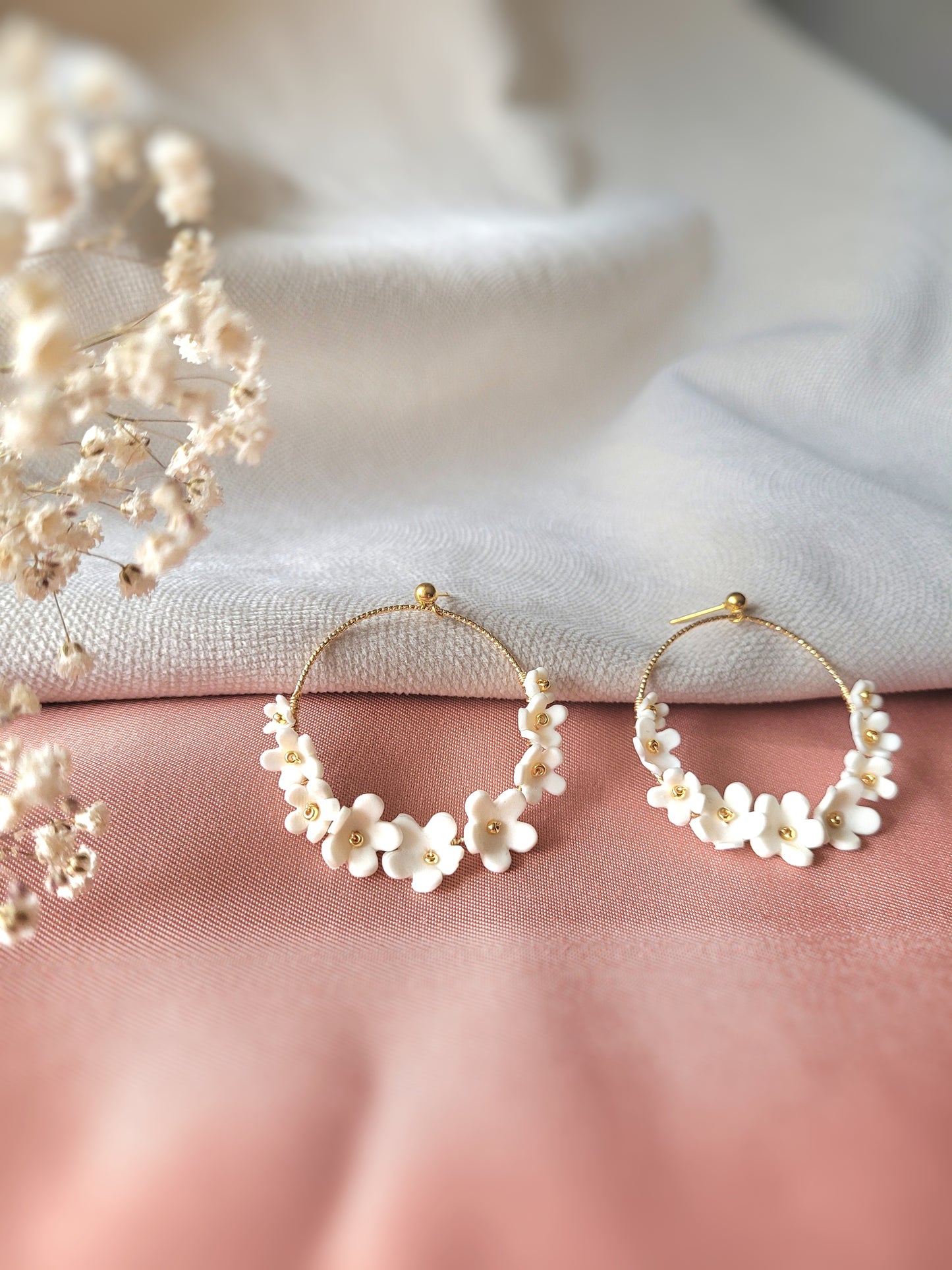 Boucles d’oreilles créoles dorées avec fleurs en porcelaine blanche – bijou mariage élégant