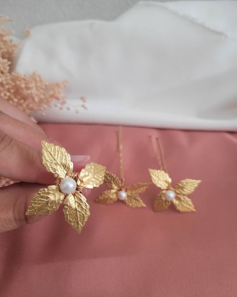 Pics à cheveux de mariée fleurs dorées et perles - EGLANTINE