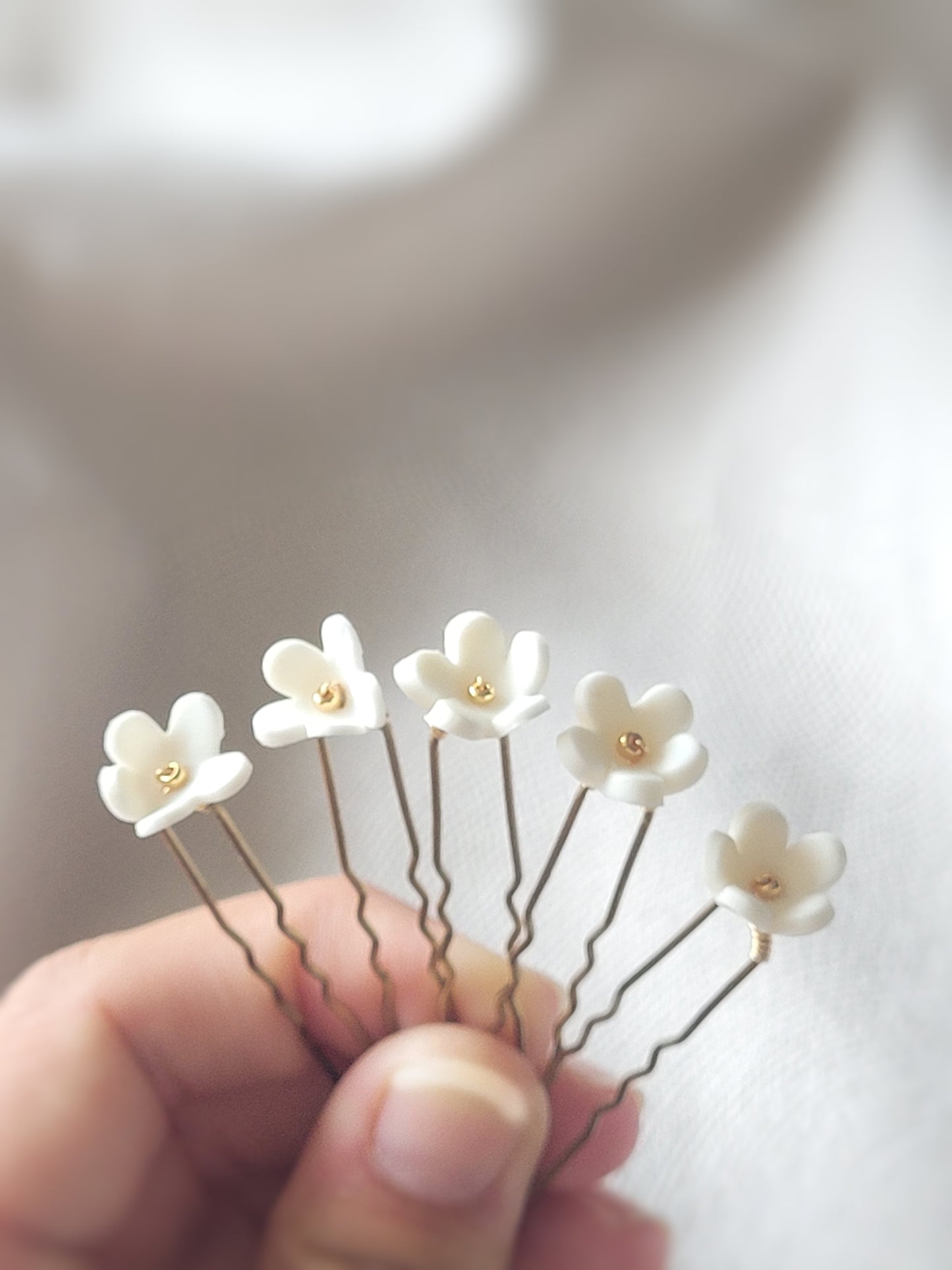 Pics à chignon fleur blanche en porcelaine