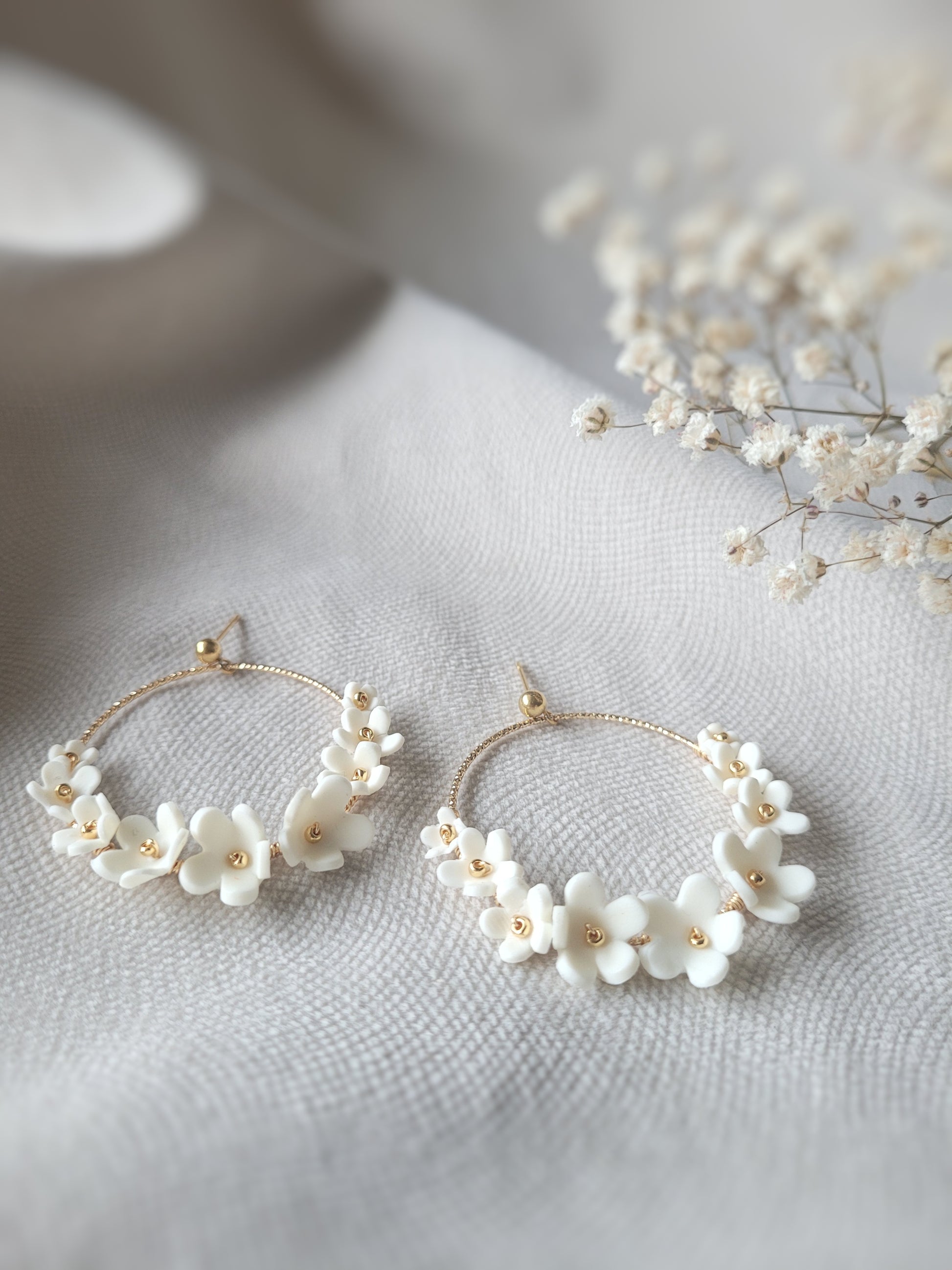 grandes boucles d'oreilles anneau fleur en porcelaine blanches