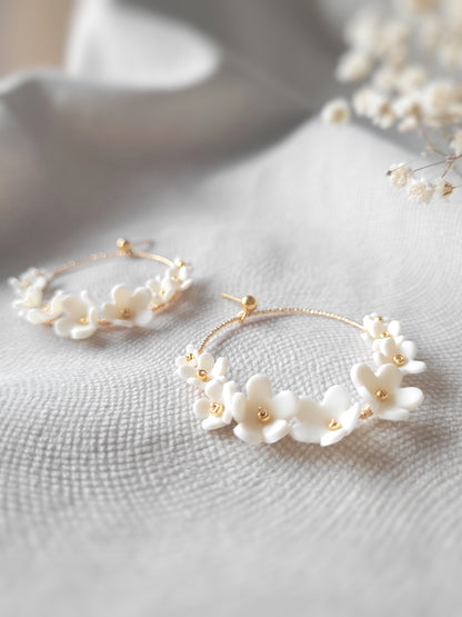 grandes créoles fleurs blanches mariée bohème chic